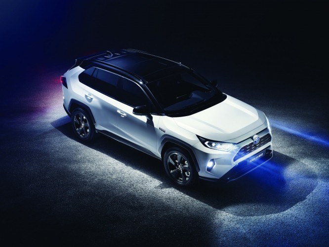 Nuovo toyota rav4 hybrid, si aprono gli ordini della quinta generazione del modello che ha originato il fenomeno suv